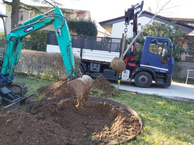 Preparazione buca per nuova piantagione